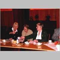 591-1043 Kreistagssitzung Syke am 24.-25.01.2004, Margit Garrn, Ursula Jerowski und Hanna Comtess bei Kaffee und Kuchen.JPG